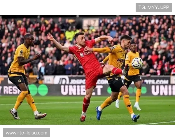 安菲尔德温情一幕，若塔两子担任球童获全场掌声